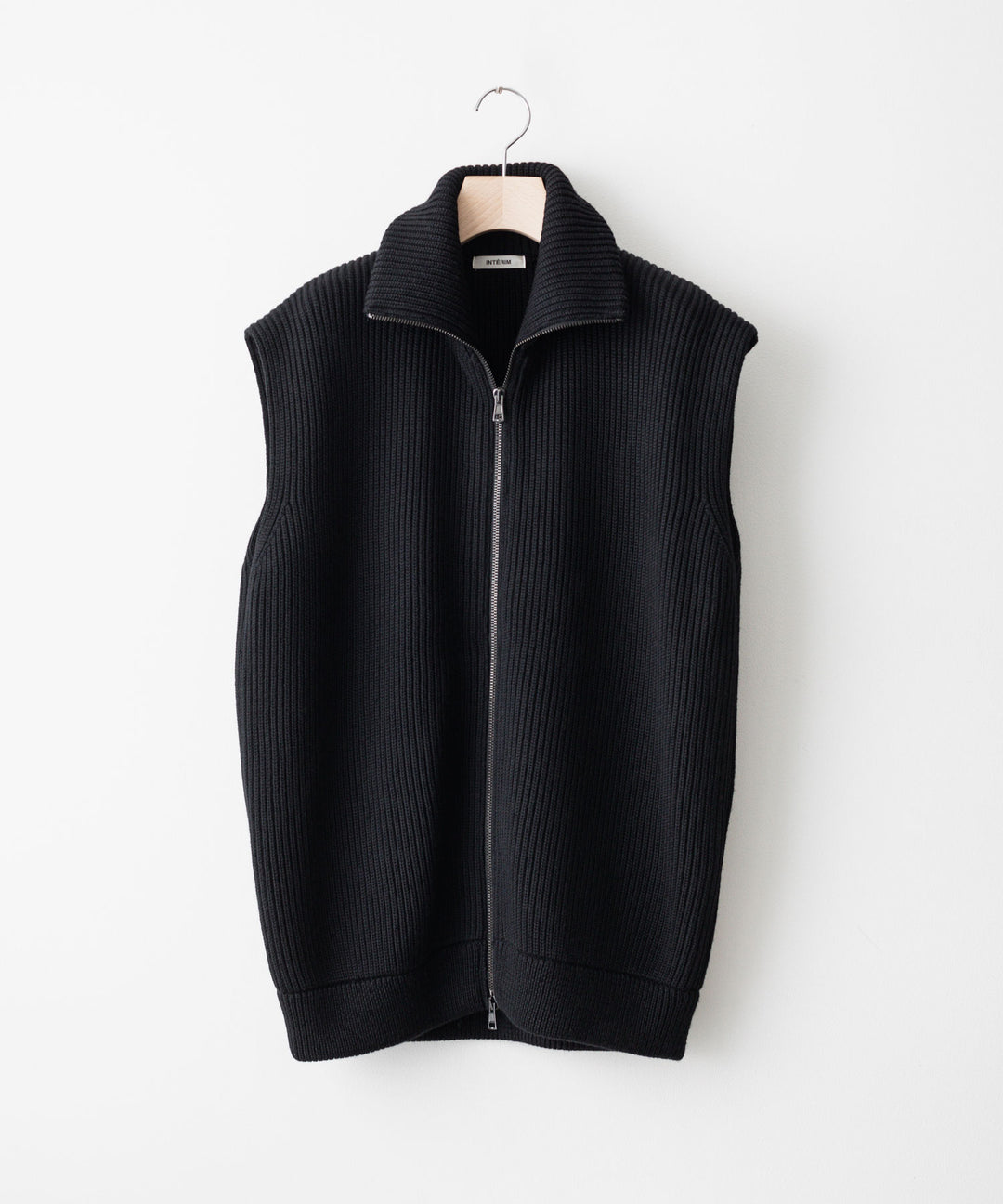 INTERIM(インテリム)の22AWコレクションのHYPER BIG HAND FRAMED DRIVERS ZIP KNIT VESTのBLACK