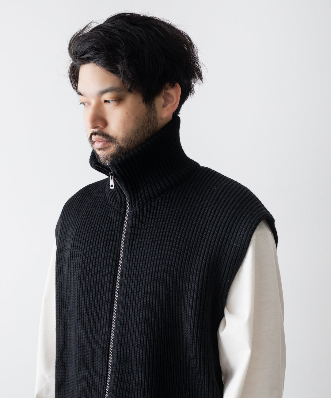 INTERIM(インテリム)の22AWコレクションのHYPER BIG HAND FRAMED DRIVERS ZIP KNIT VESTのBLACK