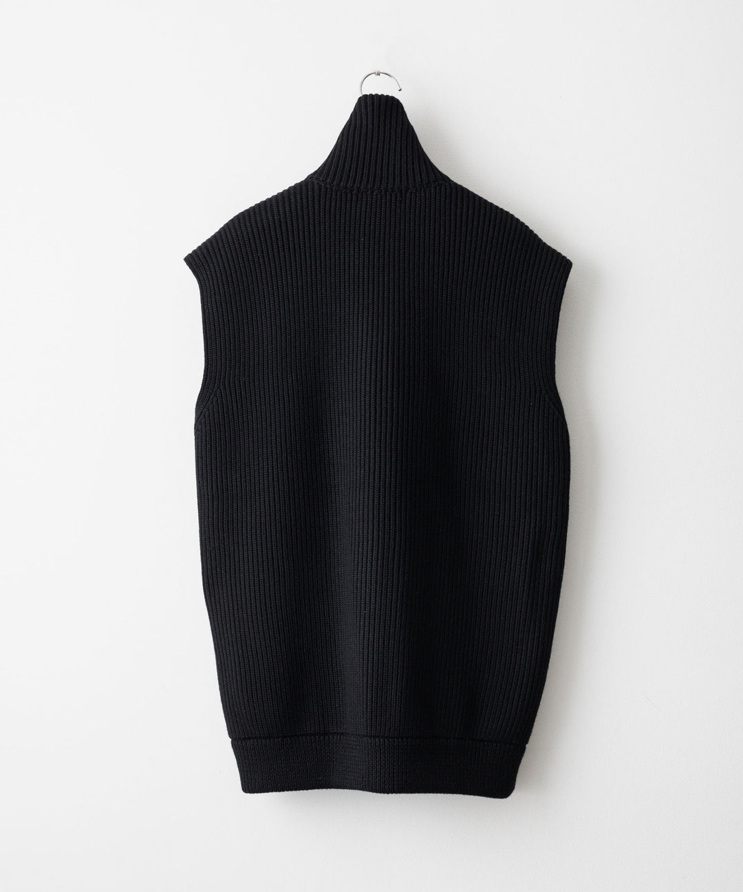 INTERIM(インテリム)の22AWコレクションのHYPER BIG HAND FRAMED DRIVERS ZIP KNIT VESTのBLACK