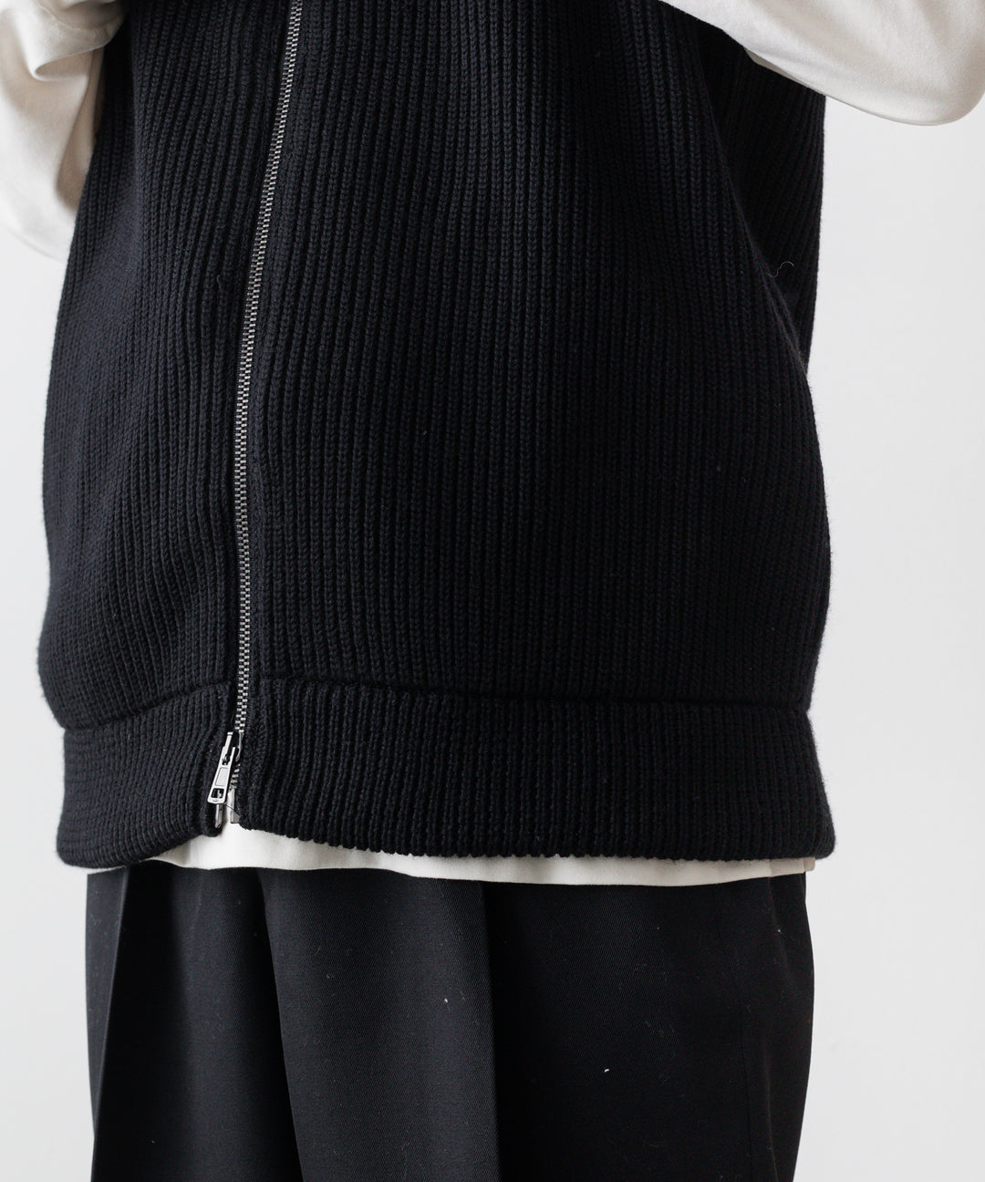 INTERIM(インテリム)の22AWコレクションのHYPER BIG HAND FRAMED DRIVERS ZIP KNIT VESTのBLACK