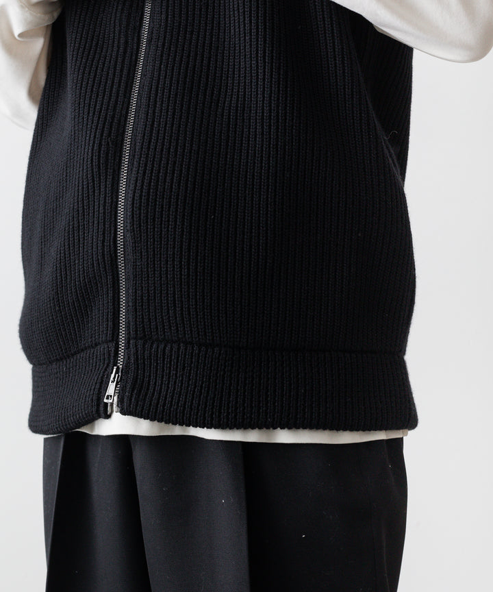 INTERIM(インテリム)の22AWコレクションのHYPER BIG HAND FRAMED DRIVERS ZIP KNIT VESTのBLACK