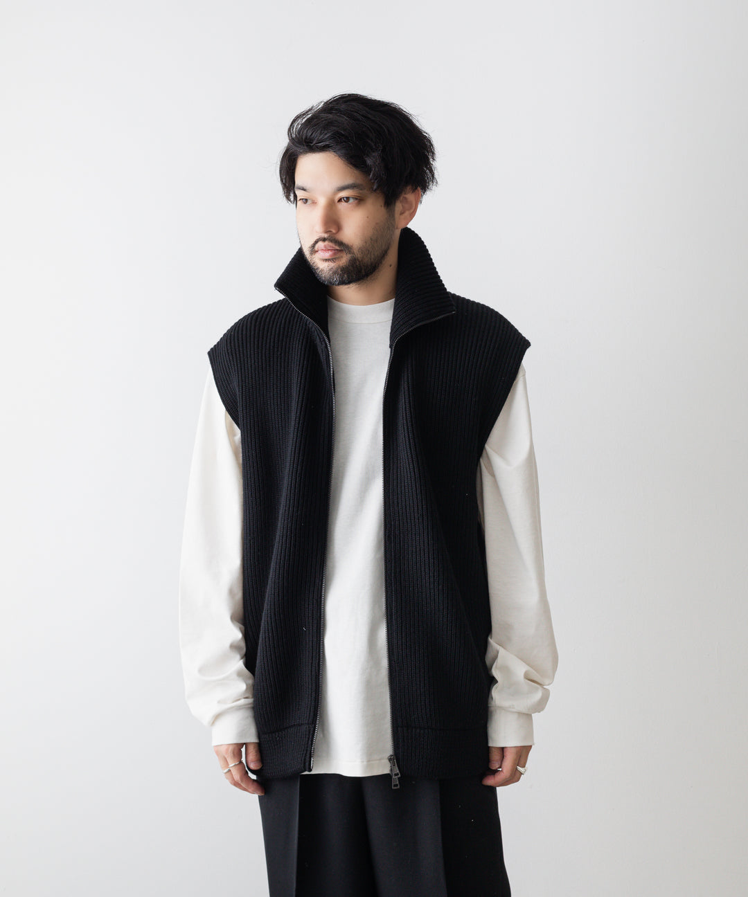 INTERIM(インテリム)の22AWコレクションのHYPER BIG HAND FRAMED DRIVERS ZIP KNIT VESTのBLACK