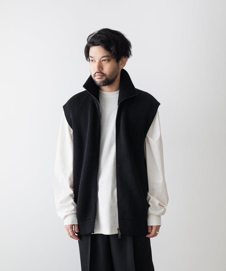 INTERIM(インテリム)の22AWコレクションのHYPER BIG HAND FRAMED DRIVERS ZIP KNIT VESTのBLACK