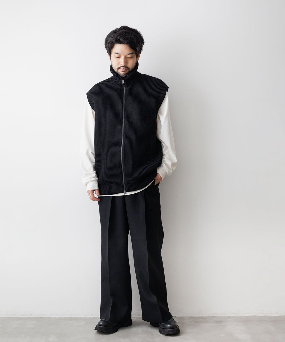 INTERIM(インテリム)の22AWコレクションのHYPER BIG HAND FRAMED DRIVERS ZIP KNIT VESTのBLACK