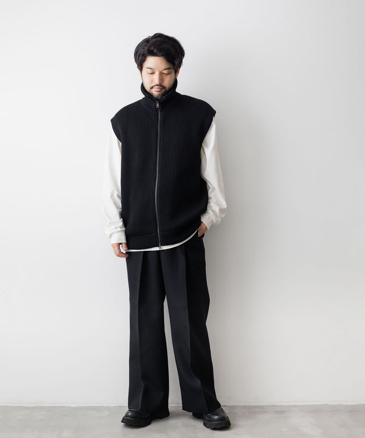 INTERIM(インテリム)の22AWコレクションのHYPER BIG HAND FRAMED DRIVERS ZIP KNIT VESTのBLACK