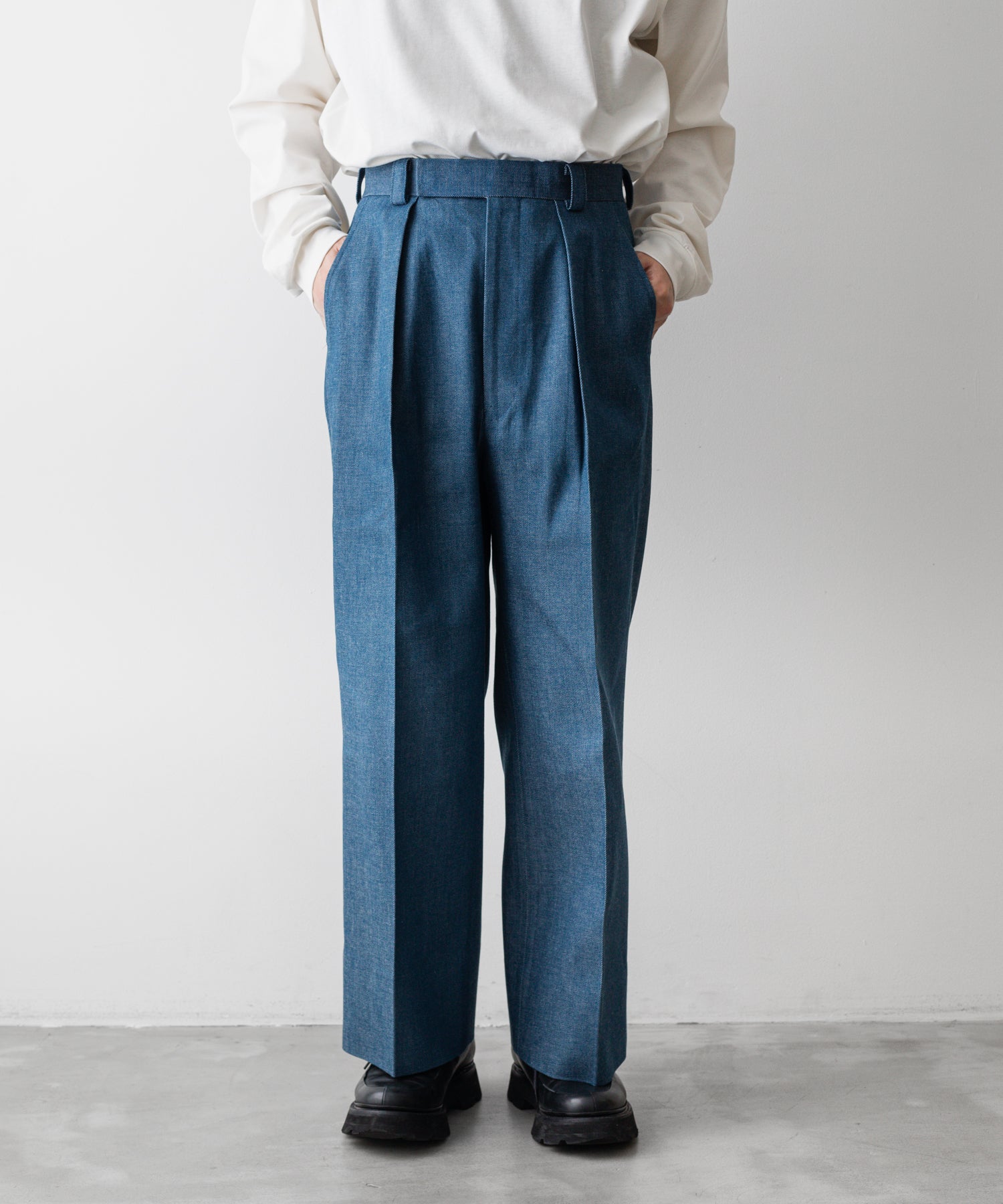 INTERIM10oz 青デニム 1-TUCK BAGGY SLACKS INTÉRIM】10oz BLUE SHUTTLE DENIM 1-TUCK BAGGY SLACKS | 公式通販