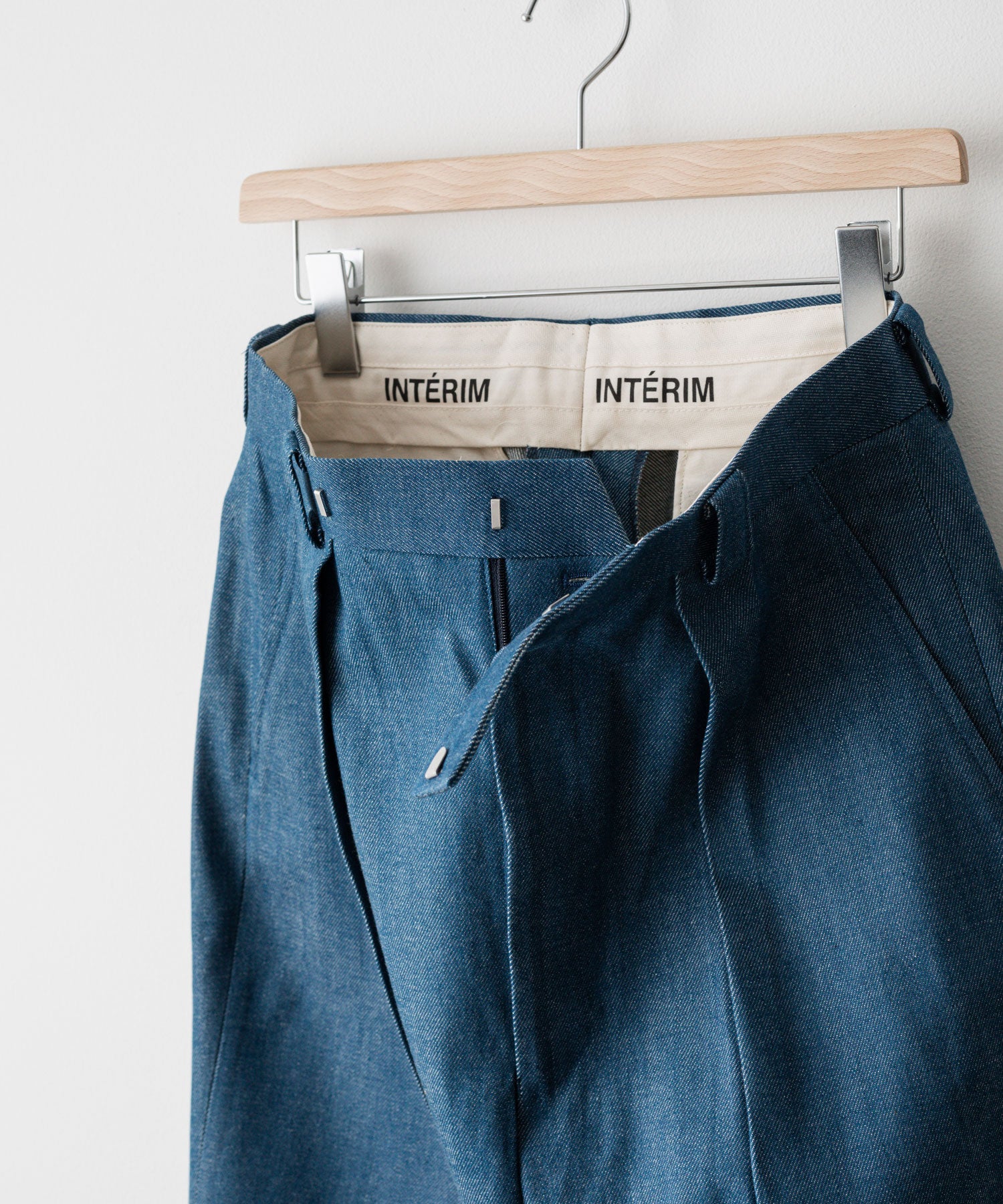 INTERIM10oz 青デニム 1-TUCK BAGGY SLACKS INTÉRIM】10oz BLUE SHUTTLE DENIM 1-TUCK BAGGY SLACKS | 公式通販