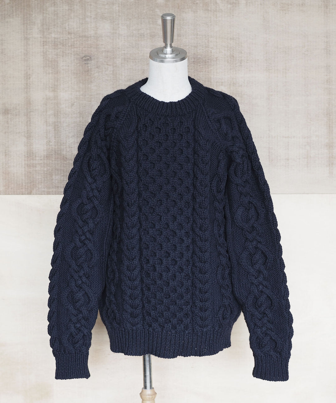 INTERIM(インテリム)の22AWコレクションのALL HAND MADE CASHMERE ARAN SWEATER CREWのSUMI