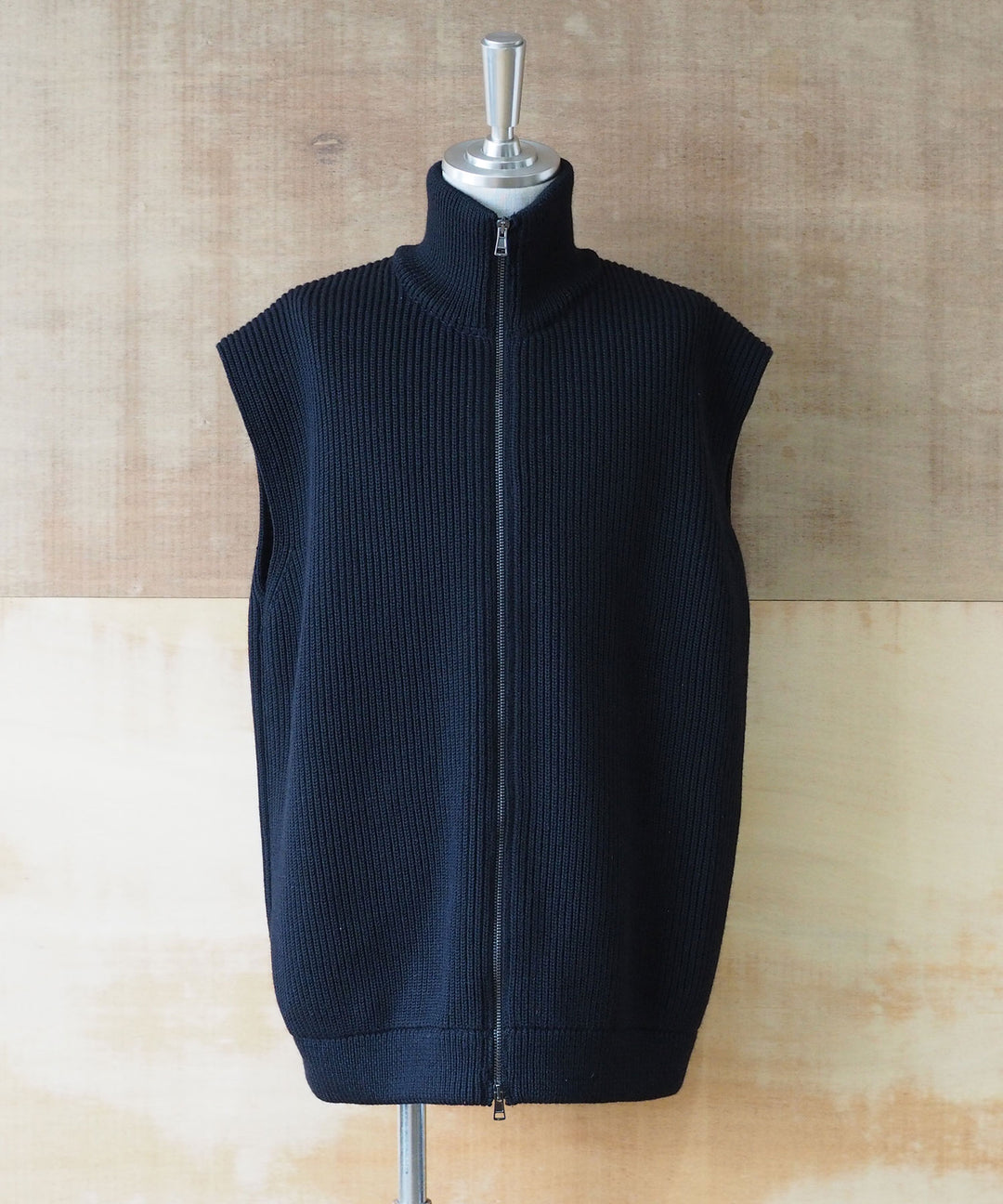 INTERIM(インテリム)の22AWコレクションのHYPER BIG HAND FRAMED DRIVERS ZIP KNIT VESTのBLACK