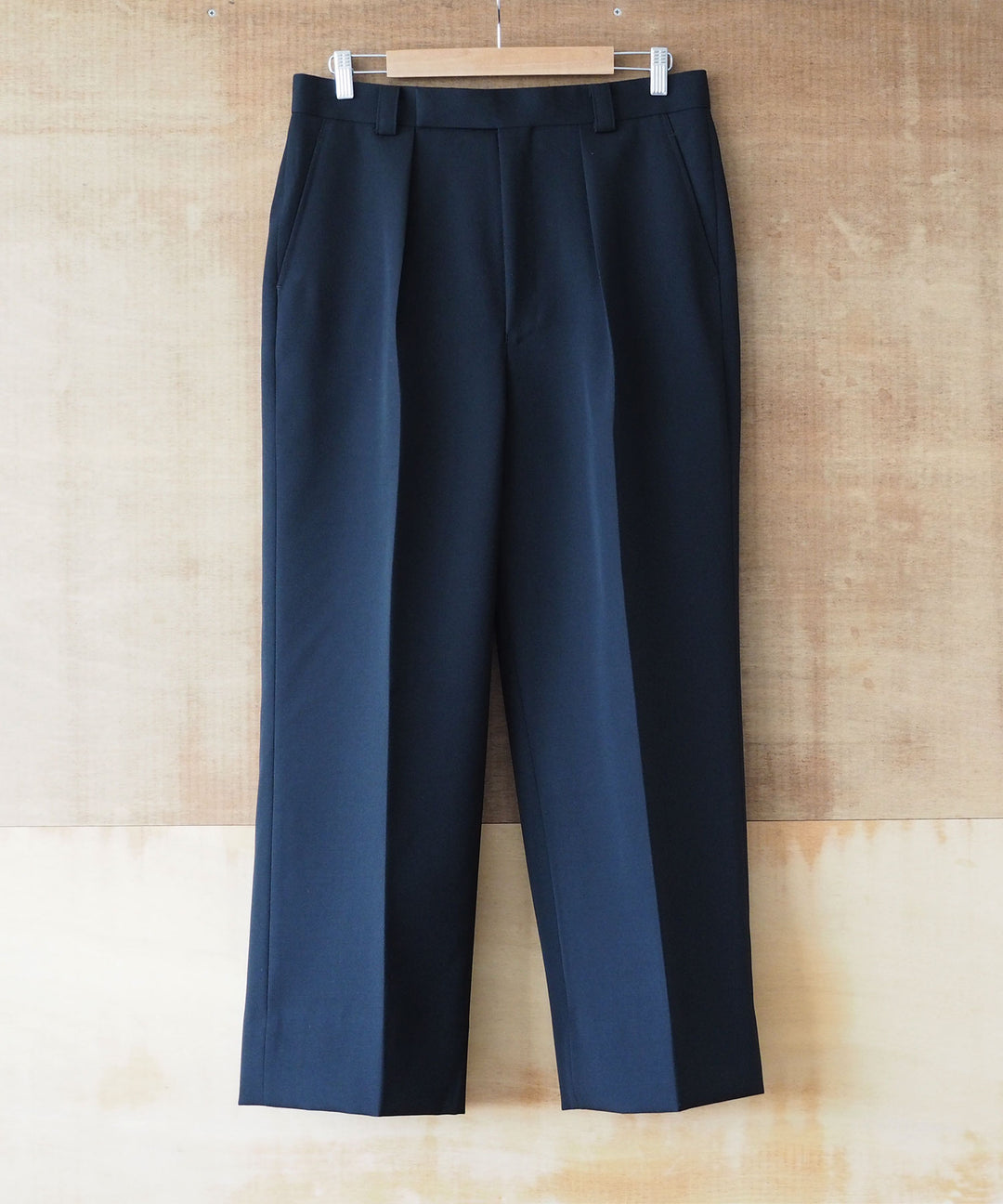 INTERIM(インテリム)の22AWコレクションのPURE BLACK WOOL GABERDINE 1-TUCK BAGGY SLACKSのBLACK