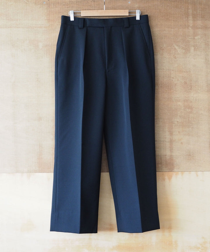 INTERIM(インテリム)の22AWコレクションのPURE BLACK WOOL GABERDINE 1-TUCK BAGGY SLACKSのBLACK
