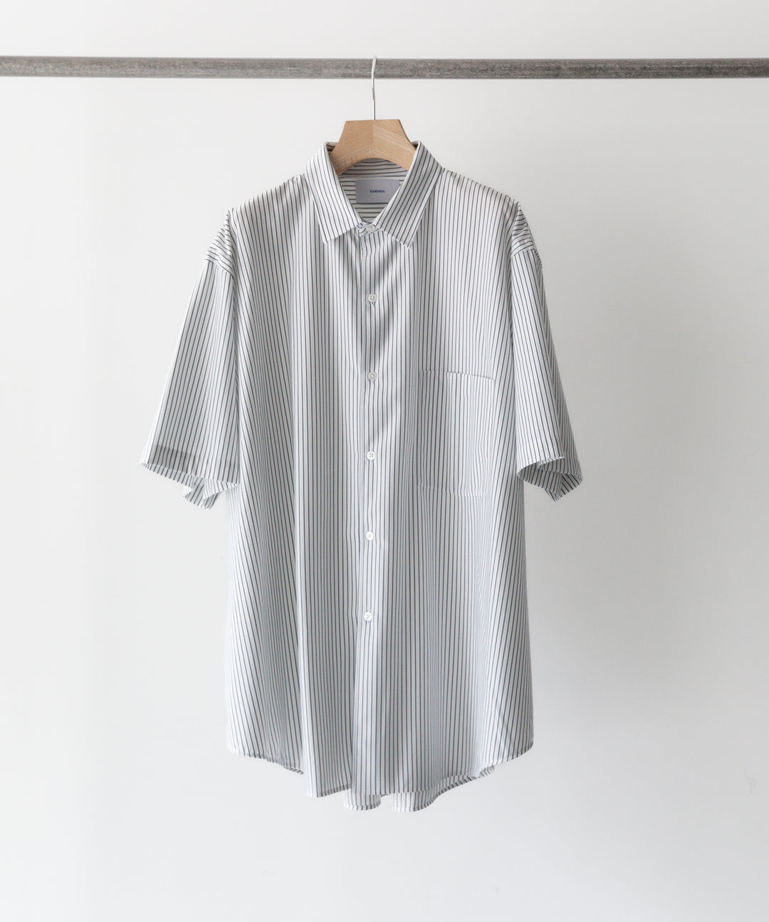 KANEMASA(カネマサ)の23SSコレクションのPENCIL STRIPE DRESS JERSEY SHORT SLEEVE SHIRTのWHITE×NAVY