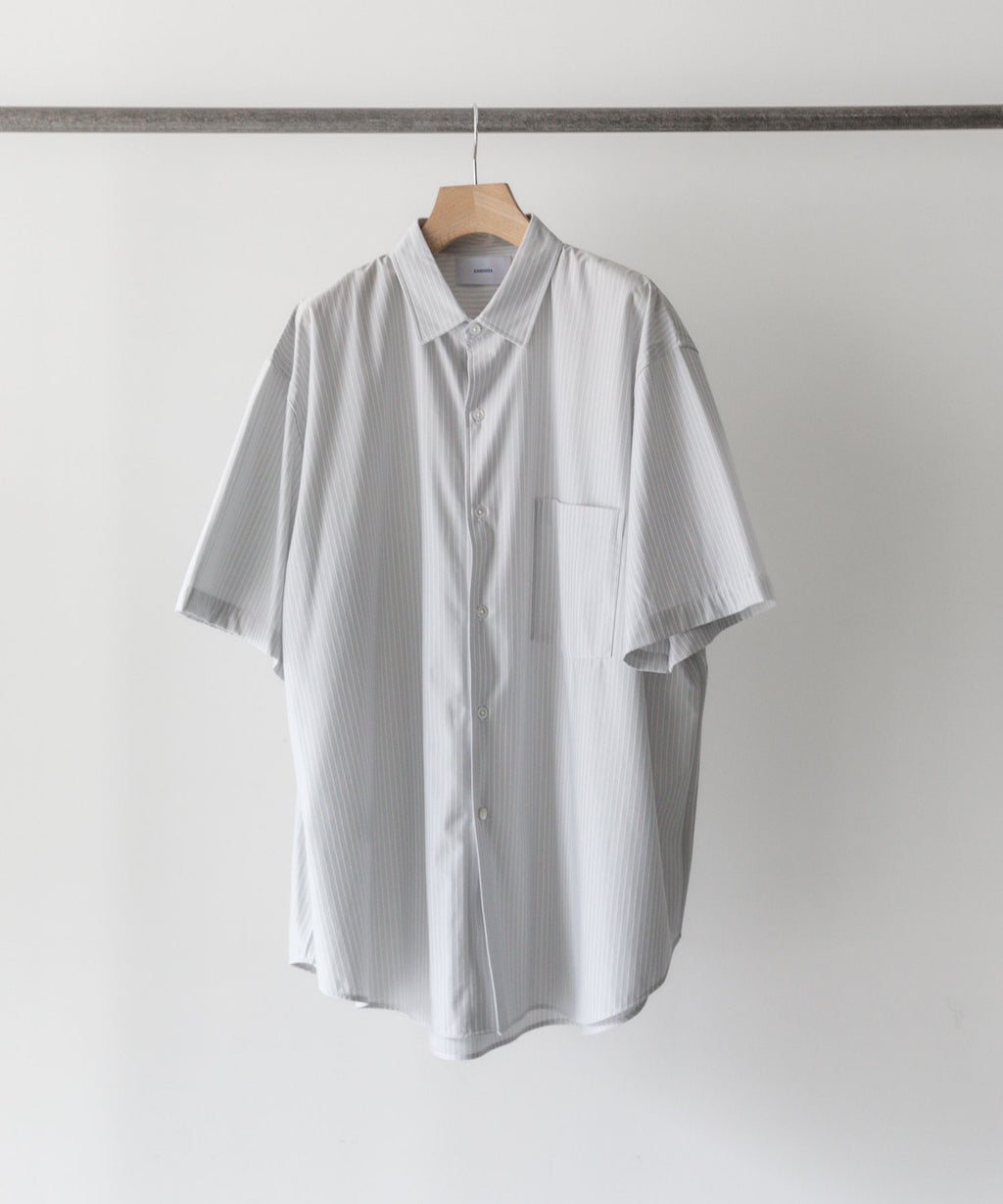 KANEMASA(カネマサ)の23SSコレクションのLONDON STRIPE DRESS JERSEY SHORT SLEEVE SHIRTのLIGHT GRAY×WHITE