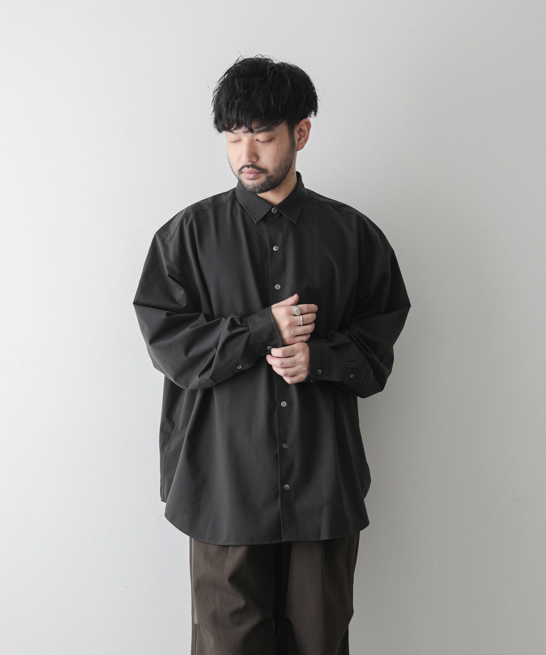 KANEMASA(カネマサ)の22AWコレクションのROYAL OX DRESS KNIT LOOSE FIT SHIRTのCHARCOAL