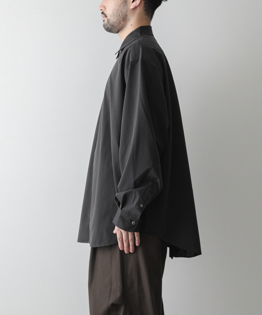 KANEMASA(カネマサ)の22AWコレクションのROYAL OX DRESS KNIT LOOSE FIT SHIRTのCHARCOAL