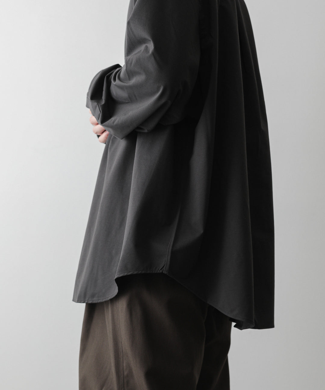 KANEMASA(カネマサ)の22AWコレクションのROYAL OX DRESS KNIT LOOSE FIT SHIRTのCHARCOAL