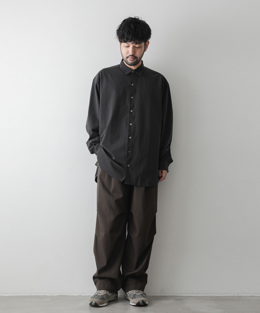 KANEMASA(カネマサ)の22AWコレクションのROYAL OX DRESS KNIT LOOSE FIT SHIRTのCHARCOAL