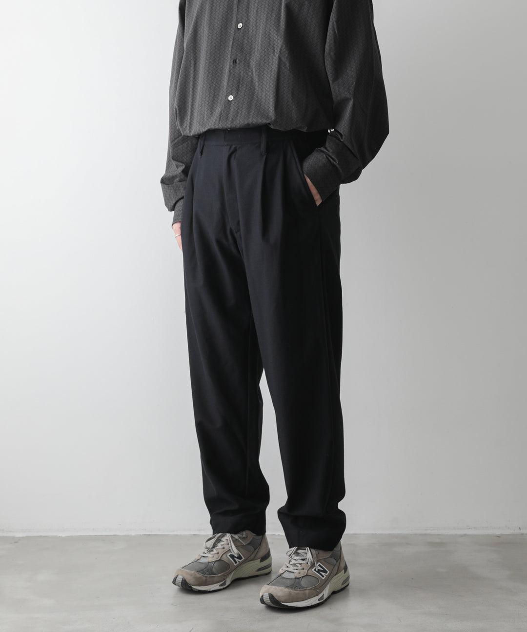 【KANEMASA】HIGH GAUGE ECONYL SLACKS - BLACK