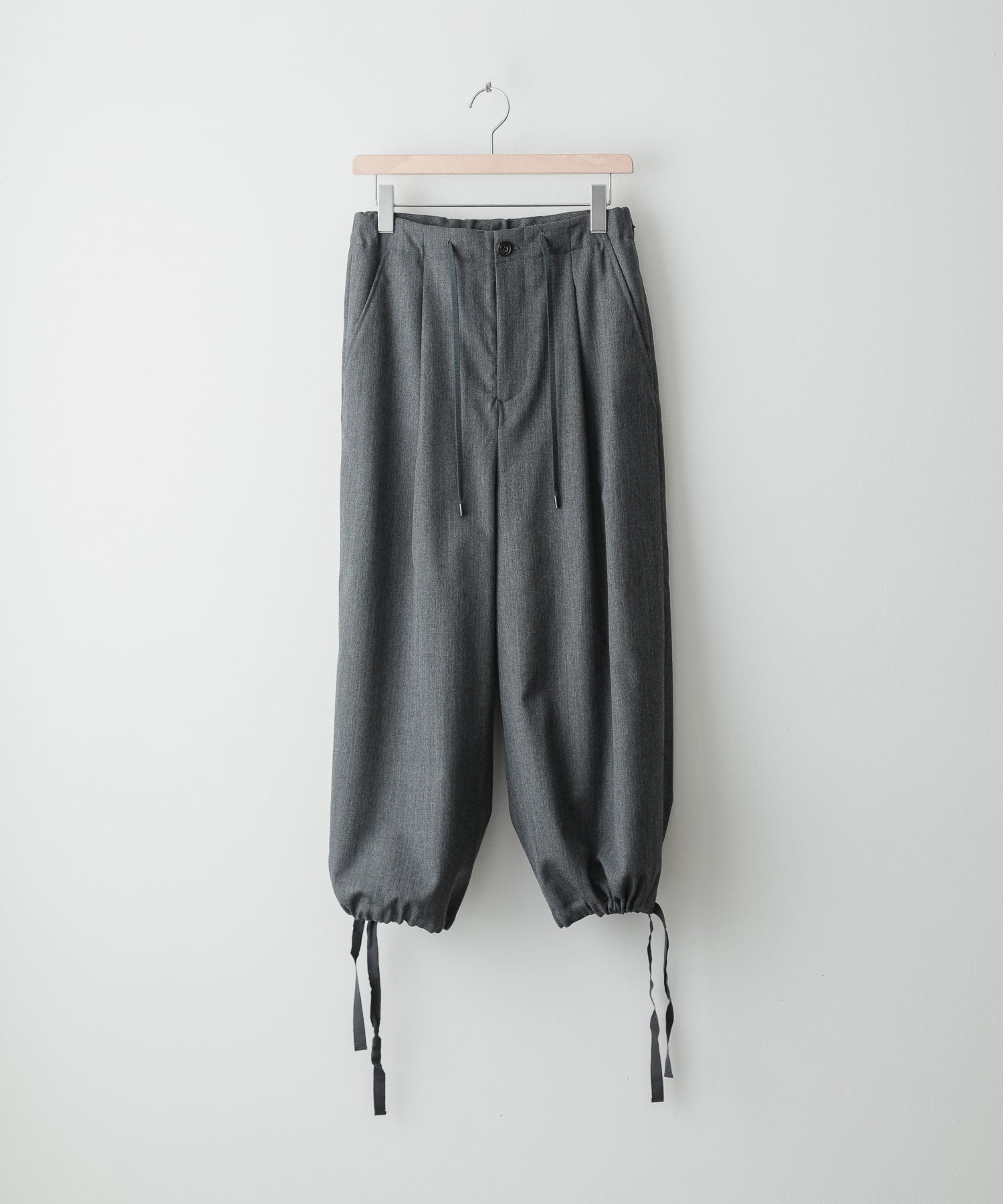 【ato / アトウ】のWOOL TWILL DRAW CODE WIDE PANTS - CHARCOAL