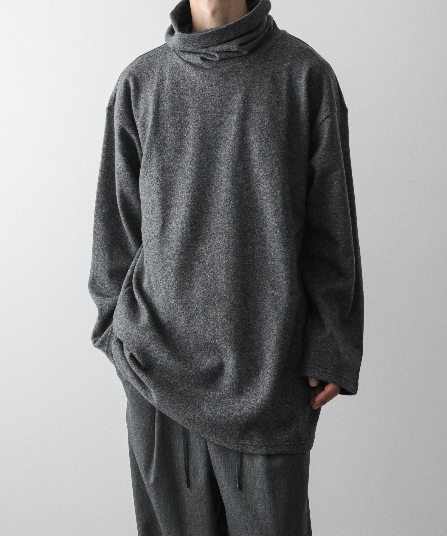 atoアトウのカットソー WOOL JERSEY HIGH NECK LS TEE - CHARCOAL