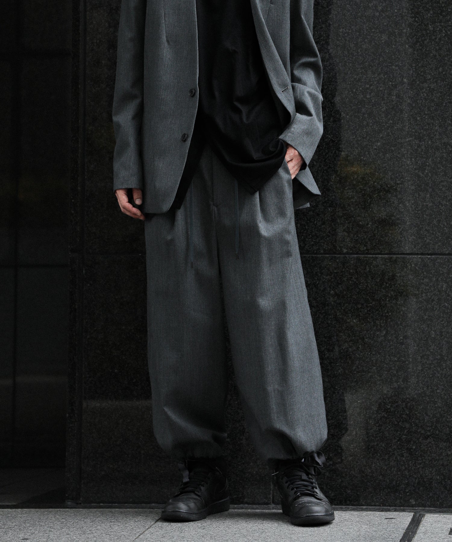 【ato】WOOL TWILL DRAW CODE WIDE PANTS - CHARCOAL