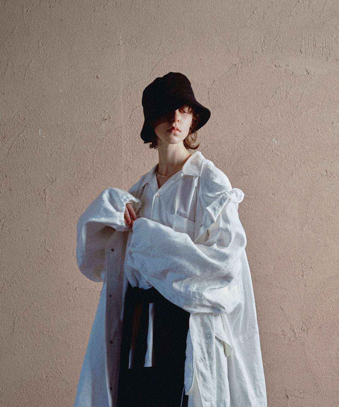 【INTÉRIM】インテリムのバケットハットGIZA BACK SATIN BUCKET HAT - BLACK
