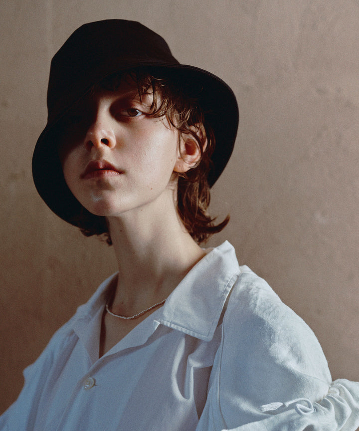 【INTÉRIM】インテリムのバケットハットGIZA BACK SATIN BUCKET HAT - BLACK