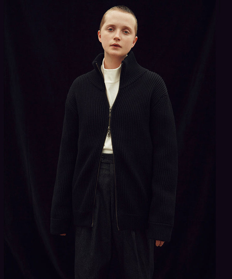 INTERIM(インテリム)の22AWコレクションのHAND FRAMED DRIVERS ZIP KNITのBLACK