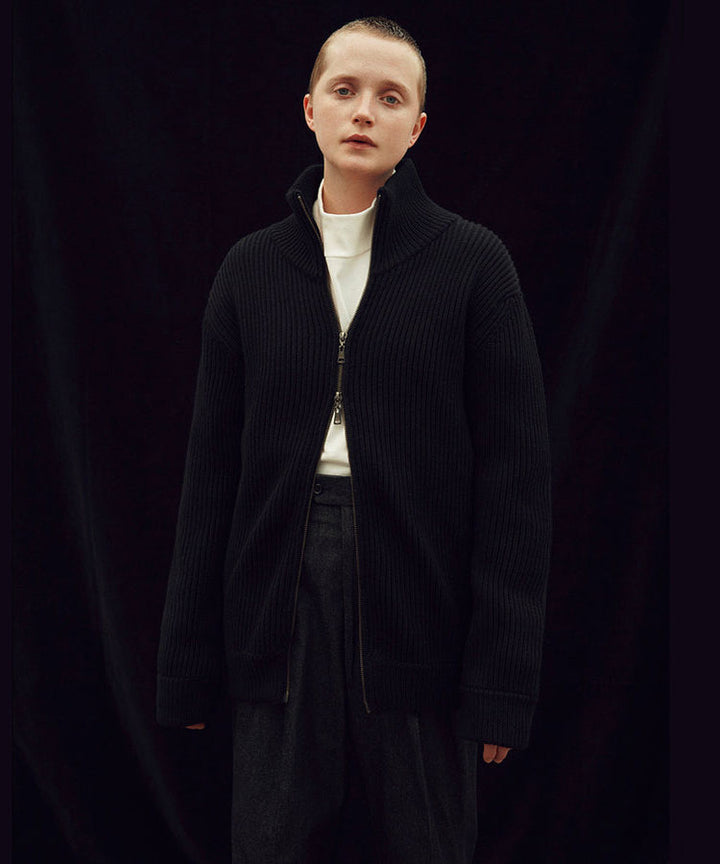INTERIM(インテリム)の22AWコレクションのHAND FRAMED DRIVERS ZIP KNITのBLACK