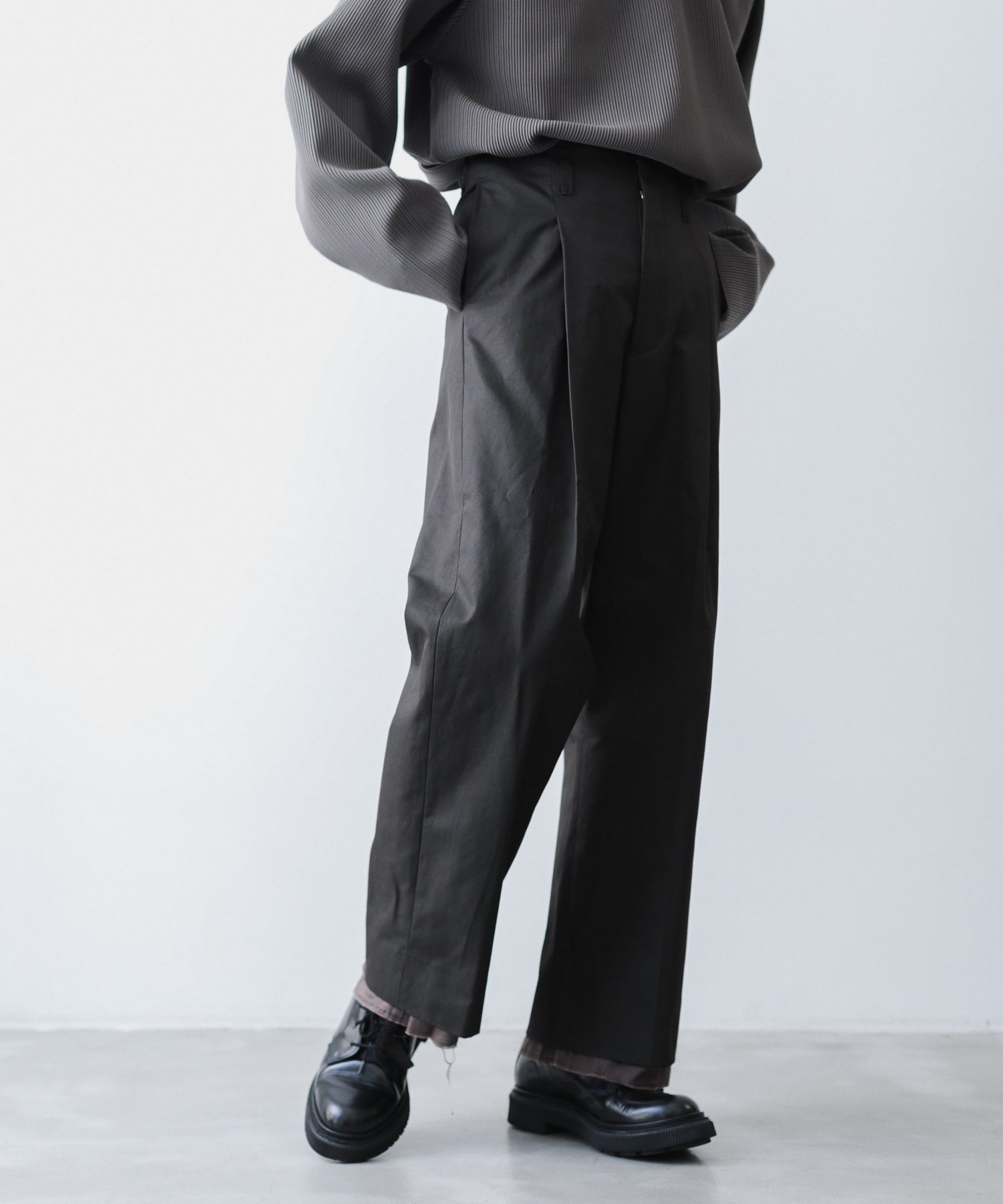 Rich I】UNCLE [TUCK TAPERED TROUSERS・FINX COTTON] - BROWN | 公式