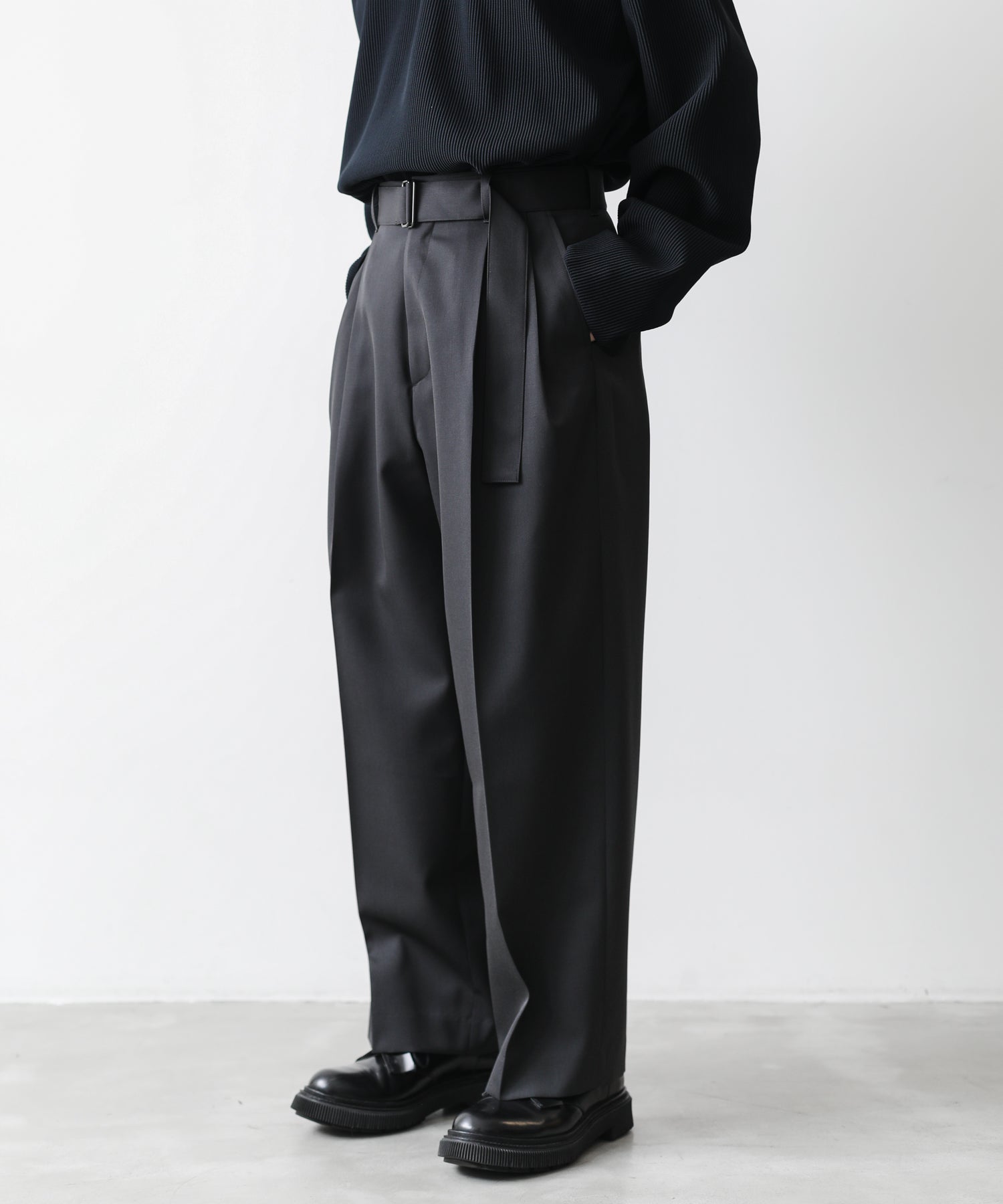 stein(シュタイン)の22AWコレクションのBELTED WIDE STRAIGHT TROUSERSのDARK CHARCOAL  代替テキストを編集