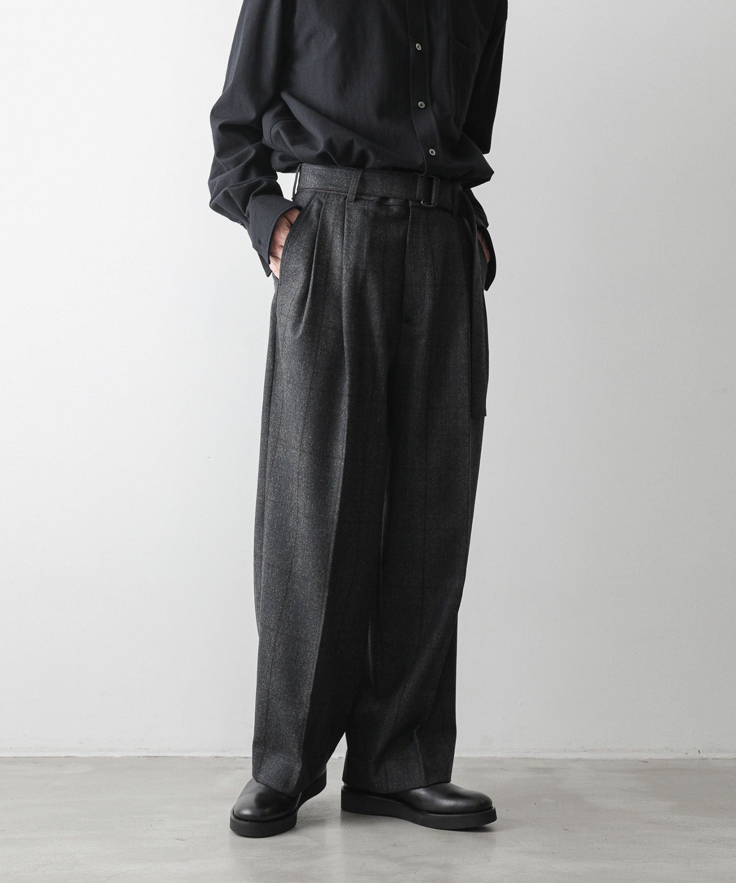 stein(シュタイン)の22AWコレクションのBELTED WIDE STRAIGHT TROUSERSのCHARCOAL CHECK