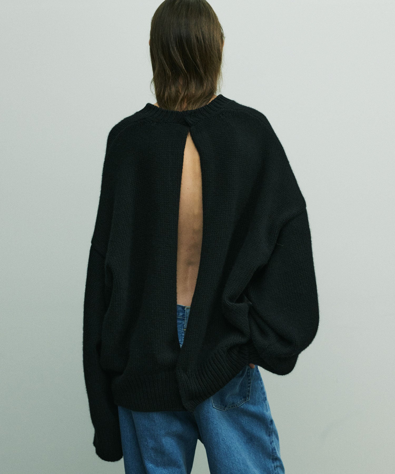 stein(シュタイン)の22AWコレクションのCASHMERE BACK BUTTONED KNIT JUMPERのBLACK